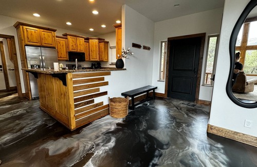 Zion National Park East Entrance Cabin | Newly Remodeled Cabin. Secluded. Hot Tub. 7 miles to Zion National Park