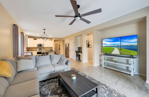 Westwing Mountain House | Newly Renovated 4 Bedroom House near hiking and lots of restaurants