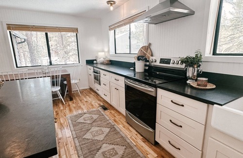 Pinetop Cabin | Newly renovated winter chalet with Two En-Suites and Hot Tub on Fenced Half Acre
