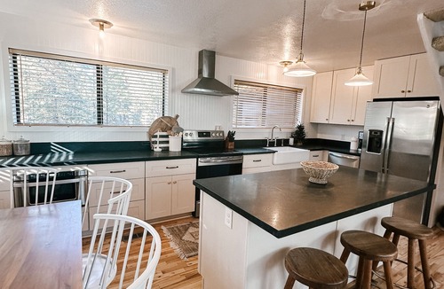 Pinetop Cabin | Newly renovated winter chalet with Two En-Suites and Hot Tub on Fenced Half Acre