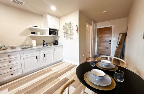 Salida Apartment | Newly updated studio 2 min drive to HWY 99