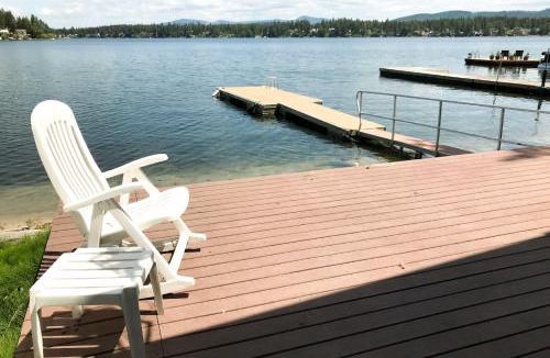Newport House | Newport Cabin w/Lakefront Private Porch & Grill!