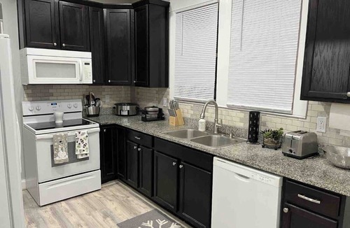 Norfolk House | Newport Nook: Monthly Norfolk Rental - Sleeps 10! 4 bdrms/5 beds/2.5 baths
