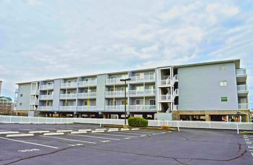 Midtown Ocean City Condo | Nice 2 bedroom condo with pristine hardwood floors, free WiFi, and an outdoor pool located midtown and only a block to the beach!