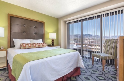 Downtown Reno Resort | Night life & Outdoor fun galore !