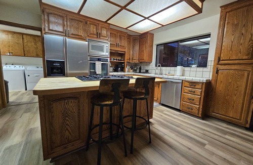 Three Rivers Cabin | No Cleaning Fee, New AC, Hot Tub, Pets Allowed, 6 Car Parking, EV Charger