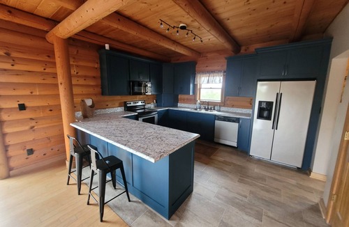 Lindseyville House | Nolin Lake Log Cabin ~ Beautiful Water Views ~ Great Family Getaway!