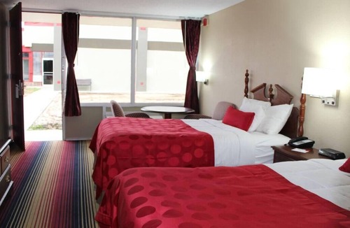 Perry House | Non-smoking Two Doubles 1st Floor Room at FairBridge Inn Express Perry