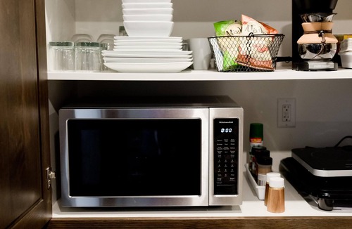 Logan Apartment | North Flat Luxury Suite - 450 Sq Ft Overlooking Center Street