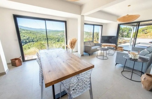 Molini House | Nouveau! Maison de Standing Avec Piscine et Climatisation à 3 min des Plages
