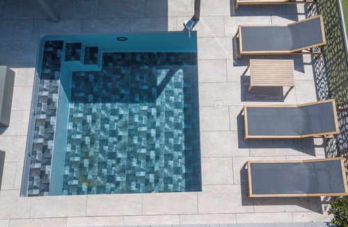 Molini House | Nouveau! Maison de Standing Avec Piscine et Climatisation à 3 min des Plages