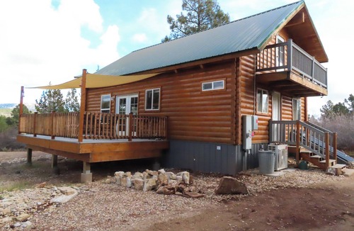 Zion National Park East Entrance Cabin | Nuthatch Cabin: A cozy, peaceful cabin bordering Zion National Park