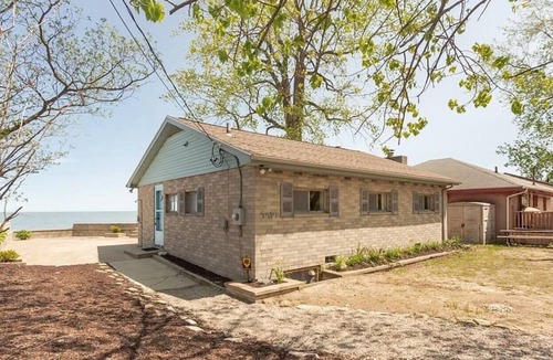 Oak Harbor House | Oak Harbor Lake Erie Beachfront Cottage 2-Bedroom 1-Bath