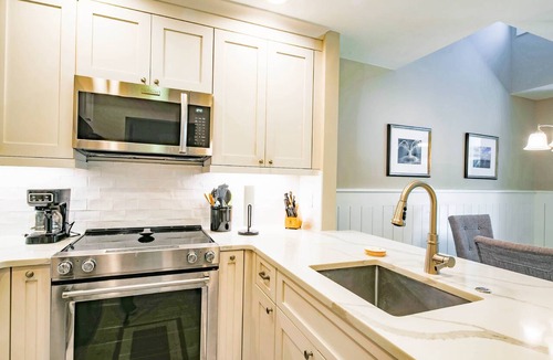 Kiawah Island Condo | Ocean Views, Serene Back Deck, Easy Walk to Beach. Beautiful Seaside, Dog-Friendly Villa Awaits You!