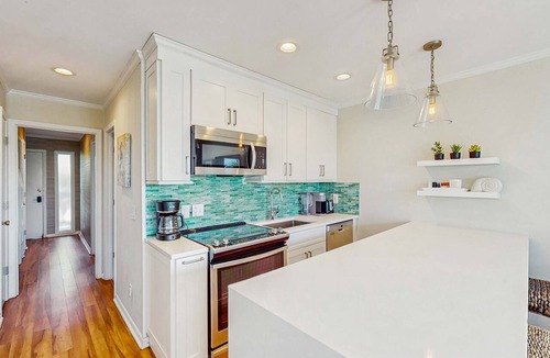 Isle of Palms Condo | Oceanfront condo with water views, pool, balcony, & easy beach access