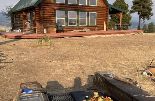 Darby Cabin | Off-Grid Luxury Cabin for Great Montana Weekend Getaways