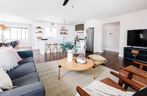 Village Grove House | Old Town “Modern Farmhouse” + Heated Pool + BBQ, Patio + 6-8 mins to Old Town