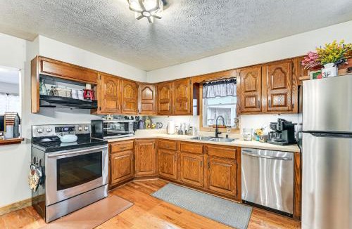 Mize House | On 220 Acres! Hot Tub Haven in West Liberty