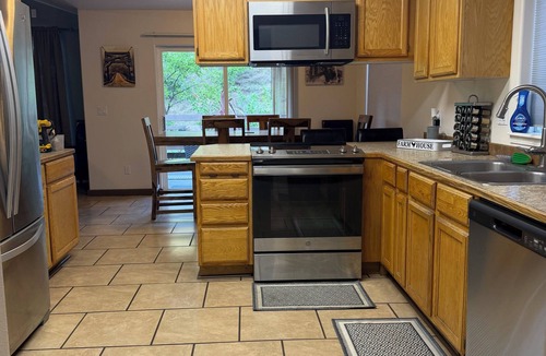 Riggins House | On the Rocks Lodge. Riverside and Mountain Views with a Private Hot Tub