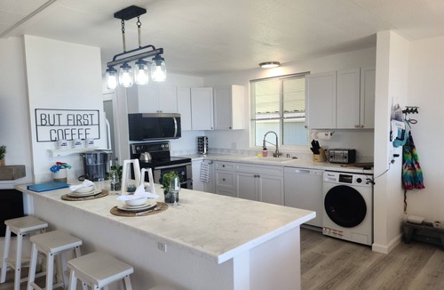 North Lakeport House | On the water with Boatdock & Hot-tub, 14 guests at Lakeport