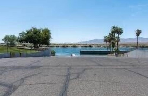 Bullhead City House | One block to the River, sports park, dogs, AC garage games!