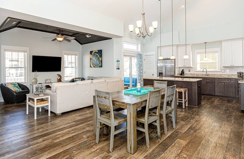 Corolla Light Villa | Only 1 week left!Historic Corolla w great location 2sound&ocean, shopping&eats!