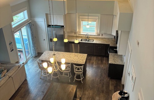 Corolla Light Villa | Only 1 week left!Historic Corolla w great location 2sound&ocean, shopping&eats!