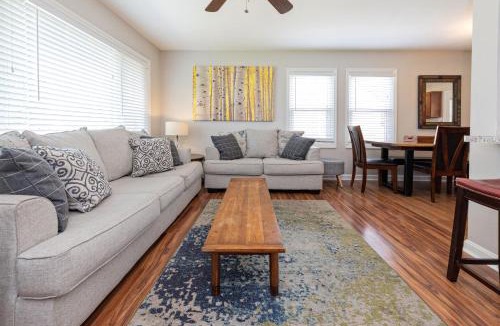 Hikes Point House | OPEN 4BR2BA Sleeps 8 Near Hwy Covered Deck