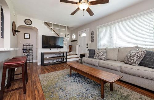 Hikes Point House | OPEN 4BR2BA Sleeps 8 Near Hwy Covered Deck