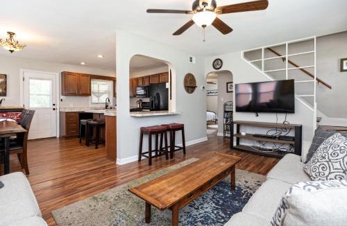 Hikes Point House | OPEN 4BR2BA Sleeps 8 Near Hwy Covered Deck