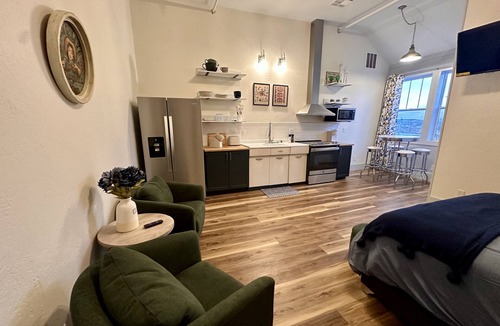Frontier Apartment | Opera House Suite 2