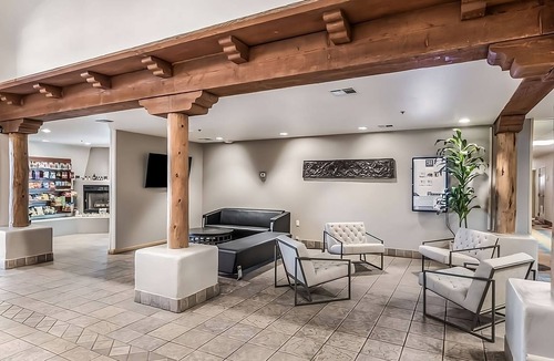 Palm Valley Hotel | Outdoor Adventure! Comfy Unit Near Attractions, Pool, Breakfast, Free Wifi