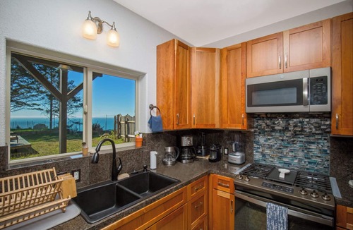 Shelter Cove House | Overlooking the ocean, sleeps 7, kid and pet friendly, pergola with privacy.