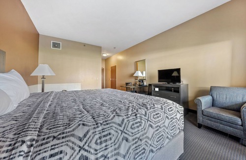 Put-in-Bay Hotel | Oversized Jetted Tub - King Lakeview Room