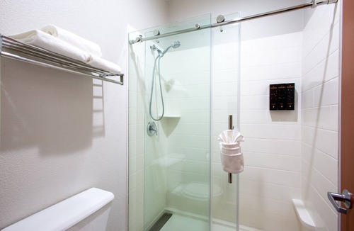 Sedona Hotel | Panoramic King Room with Fireplace & Mountain View – Retreat with Scenic Vistas