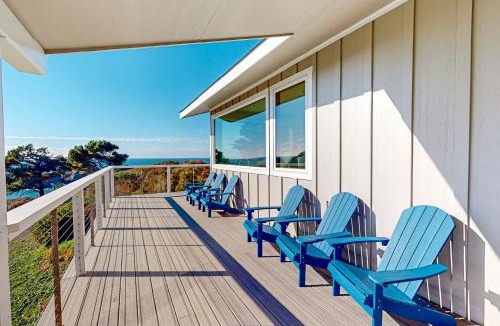 Elk House | Panoramic Ocean View Home in Elk with Beach Access