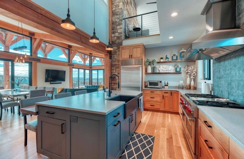 Orderville House | Panoramic Views & Hot Tub near Zion/Bryce