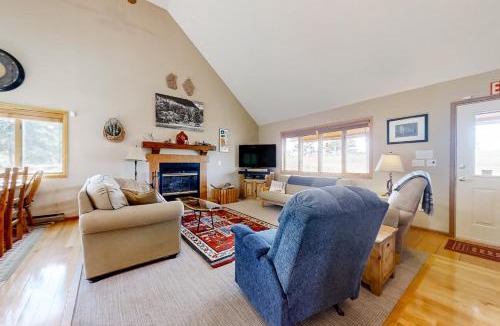 Glacier View Meadows House | Panoramic Views! 'The Cozy Fox Cabin' in Livermore