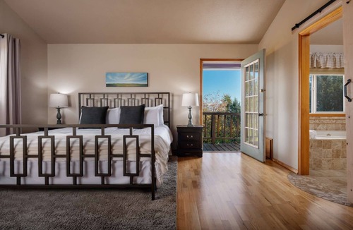 Dundee House | Panoramic Vineyard Views, Pet Friendly, New Deck, Game Room, Ping Pong, Darts, Walk to Vineyards