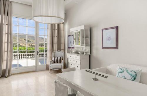 Paleopolis Hotel | Paradise Art Hotel by Mr and Mrs White