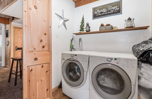 Big Bear Lake Ski Chalet | Paradise in the Pines - Classic Big Bear Chalet with Hot Tub, Ping Pong and Darts!