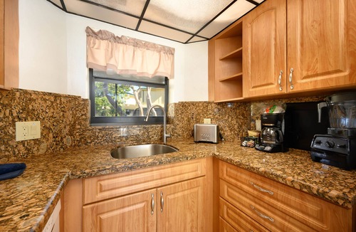 Marathon Cottage | PC arrive any day, beach, Pool, WD, Kitchen, Hot Tub Marina WiFi, boat dock