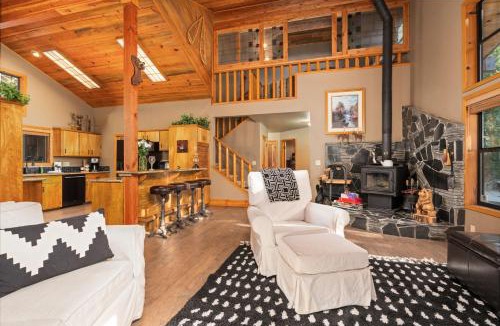 West Village House | Peaceful Cabin Getaway Relaxing By the Creek Walking Distance to Town