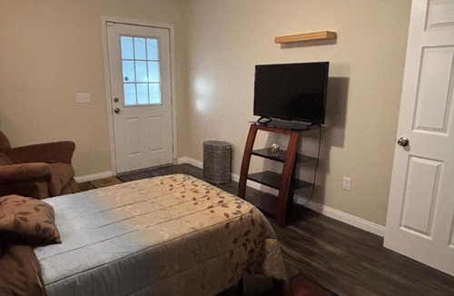 Victorville House | Peaceful Casita
