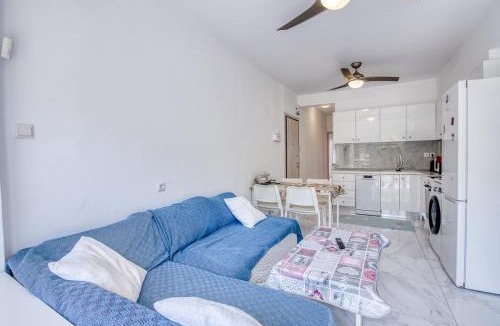 Agia Triada Apartment | Peaceful Coastal 2-Bedroom Retreat by ΜΡS