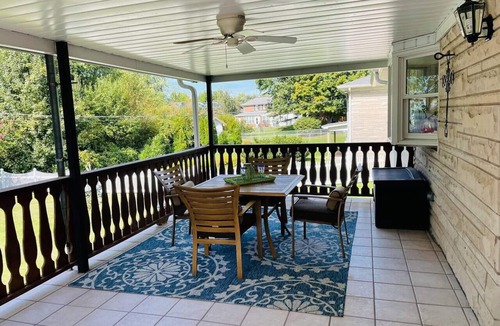 Radcliff House | Peaceful Haven ~ 4 BR/3BA, 7 Beds/5 TVs ~ Pet friendly