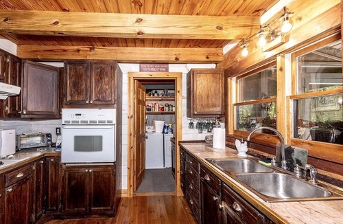 Newberg Cabin | Peaceful Hillside Retreat with Panoramic Valley Views near Wineries in Newberg, Oregon