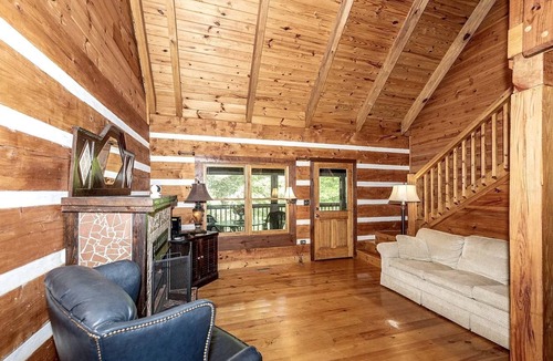 Newberg Cabin | Peaceful Hillside Retreat with Panoramic Valley Views near Wineries in Newberg, Oregon