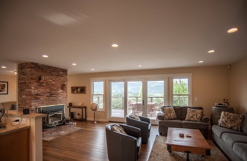 Cloverdale House | Peaceful Hilltop Retreat-Deck, Privacy & Views
