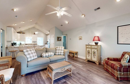 Edisto Island House | Peaceful home close to the beach with EV Charger, screened-in porch, large yard